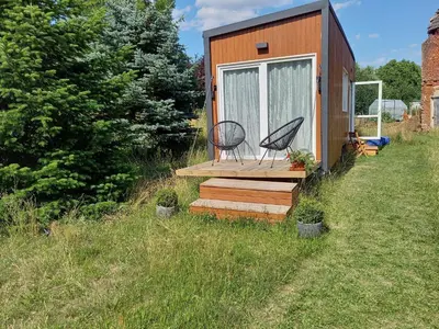 Ein Garten an der Unterkunft Tinyhaus in 16845 Manker mitten im Dorf tiny house