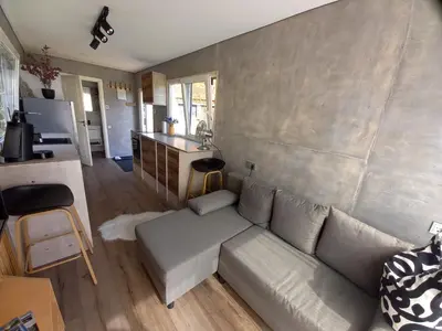Ein Sitzbereich in der Unterkunft Tinyhaus in 16845 Manker mitten im Dorf tiny house