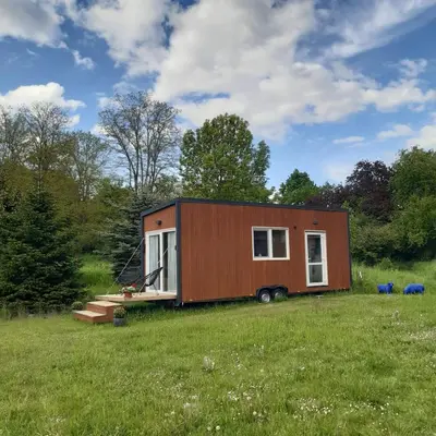 Ein Garten an der Unterkunft Tinyhaus in 16845 Manker mitten im Dorf tiny house