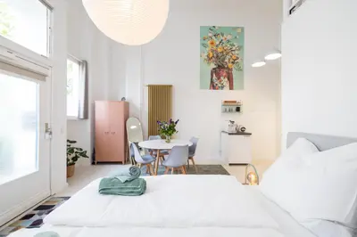 Ein Bett oder Betten in einem Zimmer der Unterkunft Great 2-room Loft with 2 bathrooms and 2 kitchen