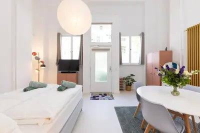 Ein Bett oder Betten in einem Zimmer der Unterkunft Great 2-room Loft with 2 bathrooms and 2 kitchen