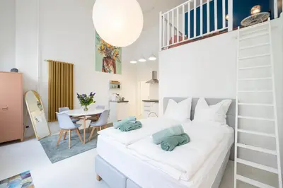 Ein Bett oder Betten in einem Zimmer der Unterkunft Great 2-room Loft with 2 bathrooms and 2 kitchen