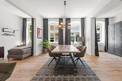 Ein Sitzbereich in der Unterkunft The Straßburger, stylish 3 BR apartment in Mitte, group & family friendly, 4- 6 Guests