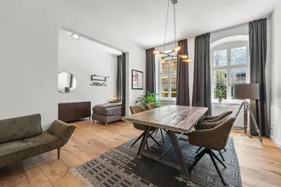 Ein Sitzbereich in der Unterkunft The Straßburger, stylish 3 BR apartment in Mitte, group & family friendly, 4- 6 Guests