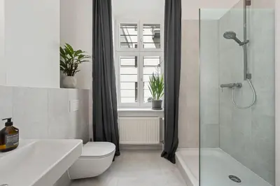 Ein Badezimmer in der Unterkunft The Straßburger, stylish 3 BR apartment in Mitte, group & family friendly, 4- 6 Guests