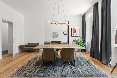 Ein Sitzbereich in der Unterkunft The Straßburger, stylish 3 BR apartment in Mitte, group & family friendly, 4- 6 Guests
