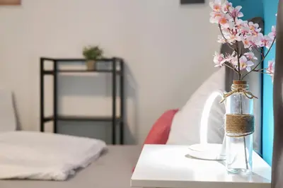 Ein Bett oder Betten in einem Zimmer der Unterkunft Blue Chili 31 - Stadtwohnung für 7 - modern zentral Karlshorst Wlan