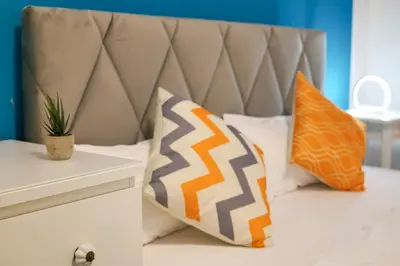 Ein Bett oder Betten in einem Zimmer der Unterkunft Blue Chili 31 - Stadtwohnung für 7 - modern zentral Karlshorst Wlan