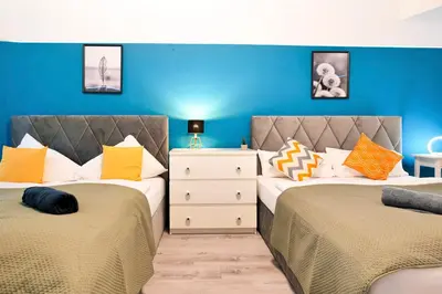 Ein Bett oder Betten in einem Zimmer der Unterkunft Blue Chili 31 - Stadtwohnung für 7 - modern zentral Karlshorst Wlan