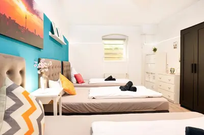 Ein Bett oder Betten in einem Zimmer der Unterkunft Blue Chili 31 - Stadtwohnung für 7 - modern zentral Karlshorst Wlan