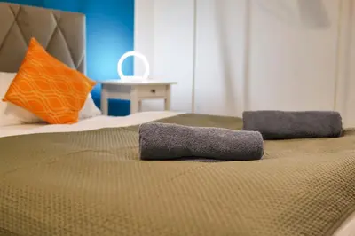 Ein Bett oder Betten in einem Zimmer der Unterkunft Blue Chili 31 - Stadtwohnung für 7 - modern zentral Karlshorst Wlan
