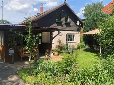 Ein Garten an der Unterkunft Haus am Finowkanal