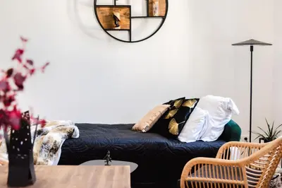 Ein Sitzbereich in der Unterkunft Hybrid Work-Play Retreat - 2BR, 1B central Kreuzberg