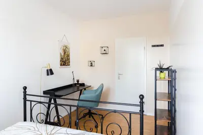 Ein Bett oder Betten in einem Zimmer der Unterkunft Hybrid Work-Play Retreat - 2BR, 1B central Kreuzberg