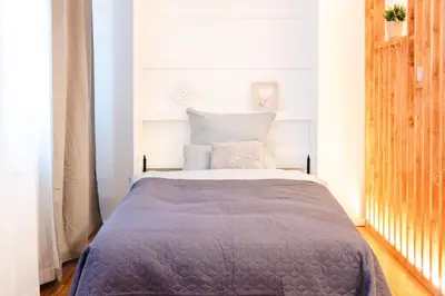 Ein Bett oder Betten in einem Zimmer der Unterkunft Hybrid Work-Play Retreat - 2BR, 1B central Kreuzberg