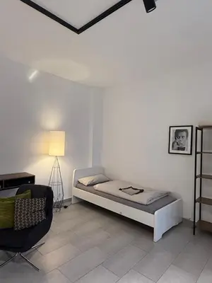 Ein Bett oder Betten in einem Zimmer der Unterkunft Moderne Wohnung in Ruhiger Umgebung nahe Messe
