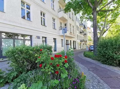 Ein Garten an der Unterkunft LANG Li by ROCKCHAIR Apartments l SUPERHOST Status l 2 Bedrooms Boxspringbeds in City Center - Cozy Family & Business Flair welcomes you!