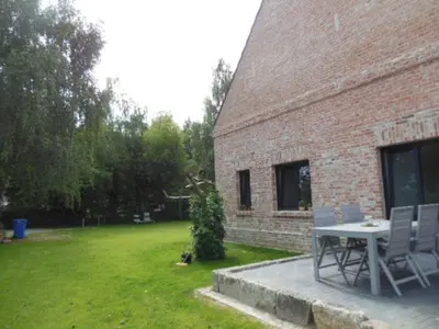 Ein Garten an der Unterkunft Schöne Scheune Lünow
