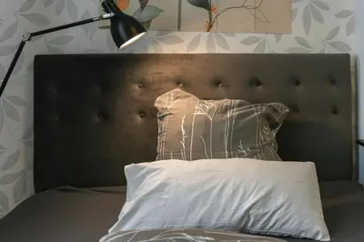 Ein Bett oder Betten in einem Zimmer der Unterkunft Blue Chili 30 - Industrial Chic im coolen Wedding - bis 7 Personen