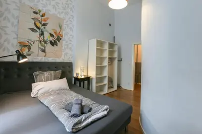 Ein Bett oder Betten in einem Zimmer der Unterkunft Blue Chili 30 - Industrial Chic im coolen Wedding - bis 7 Personen
