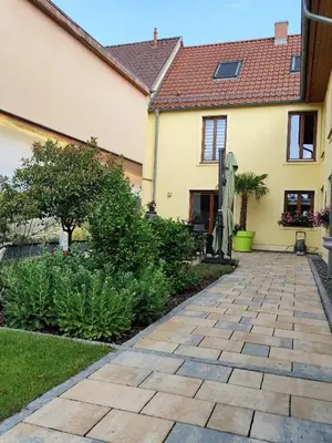 Ein Garten an der Unterkunft Kloster