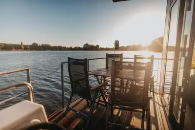 Blick auf einen Fluss in der Nähe des Bootes