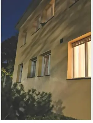 Das Gebäude in dem sich das Privatzimmer befindet