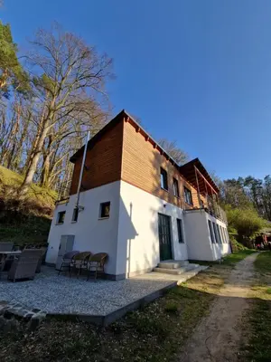 Das Gebäude in dem sich das Ferienhaus befindet