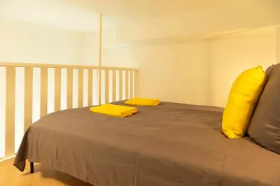 Ein Bett oder Betten in einem Zimmer der Unterkunft Cosy loft style Apartment in Berlin Wilmersdorf