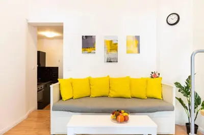 Ein Sitzbereich in der Unterkunft Spacious loft style Studio in Berlin Wilmersdorf