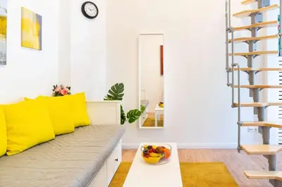 Ein Sitzbereich in der Unterkunft Spacious loft style Studio in Berlin Wilmersdorf