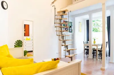 Ein Sitzbereich in der Unterkunft Spacious loft style Studio in Berlin Wilmersdorf