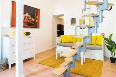 Ein Sitzbereich in der Unterkunft Spacious loft style Studio in Berlin Wilmersdorf