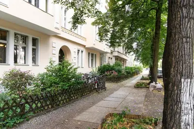 Ein Garten an der Unterkunft Spacious loft style Studio in Berlin Wilmersdorf