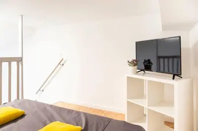 Ein Bett oder Betten in einem Zimmer der Unterkunft Spacious loft style Studio in Berlin Wilmersdorf