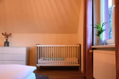 Ein Bett oder Betten in einem Zimmer der Unterkunft Ferienhaus zum Glück, mit Pool und Kamin