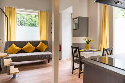 Ein Sitzbereich in der Unterkunft Homely loft style Apartment in Berlin Wilmersdorf