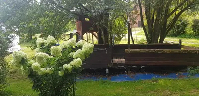 Ein Garten an der Unterkunft New Nomads Ferienwohnung am See