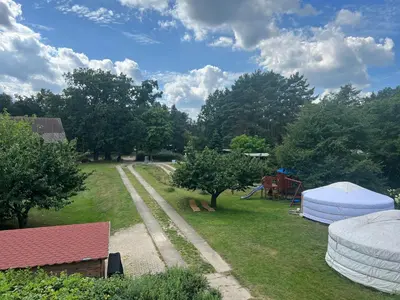 Ein Garten an der Unterkunft New Nomads Ferienwohnung am See