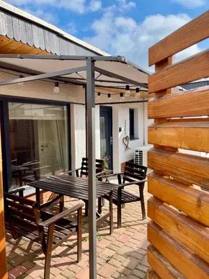Ein Balkon oder eine Terrasse in der Unterkunft Kleiner gemütlicher Bungalow in Havelnähe