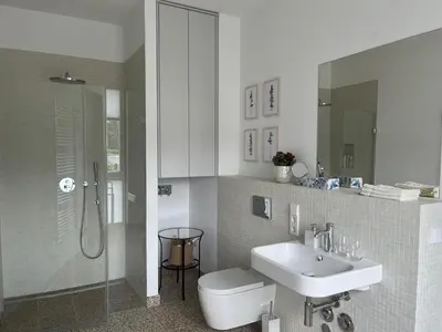 Ein Badezimmer in der Unterkunft My Marina Apartment mit Pool und Sauna am See