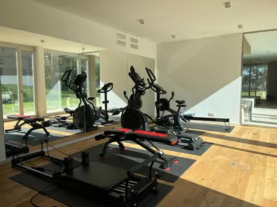 Das Fitnesscenter und/oder die Fitnesseinrichtungen in der Unterkunft My Marina Apartment mit Pool und Sauna am See