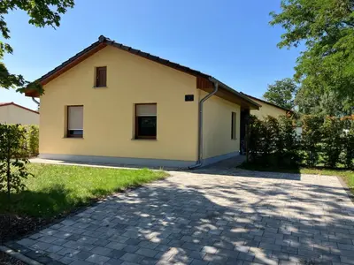 Das Gebäude in dem sich das Ferienhaus befindet