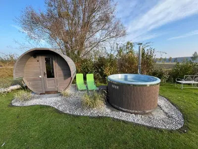 Ein Garten an der Unterkunft Hafenhaus Panoramablick mit Sauna & Whirlpool