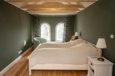Ein Bett oder Betten in einem Zimmer der Unterkunft A Refuge Built for a King