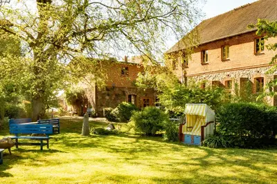 Ein Garten an der Unterkunft Brennerei Haselberg