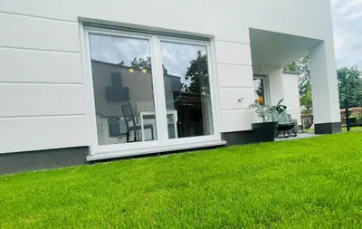 Ein Garten an der Unterkunft Zentrale Neubauwohnung in Oranienburg