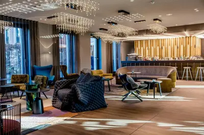 Ein Sitzbereich in der Unterkunft Motel One Berlin-Potsdamer Platz