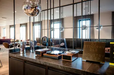 Ein Sitzbereich in der Unterkunft Motel One Berlin-Potsdamer Platz
