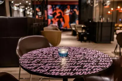 Ein Sitzbereich in der Unterkunft Motel One Berlin-Potsdamer Platz
